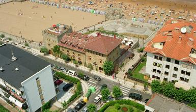 The restaurant and the beach